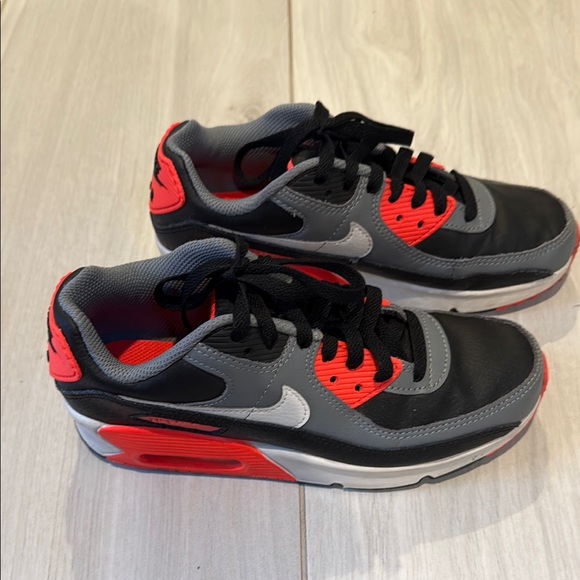 Nike Air max Kids Black and Neon Red Sneakers, size 3.5 - Picture 3 of 7